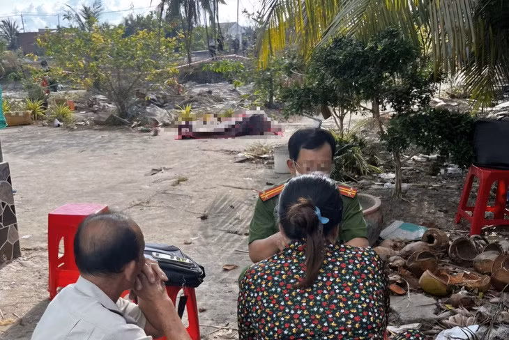 Công an khám nghiệm hiện trường vụ 2 người bị đâm chết - Ảnh: AN LONG