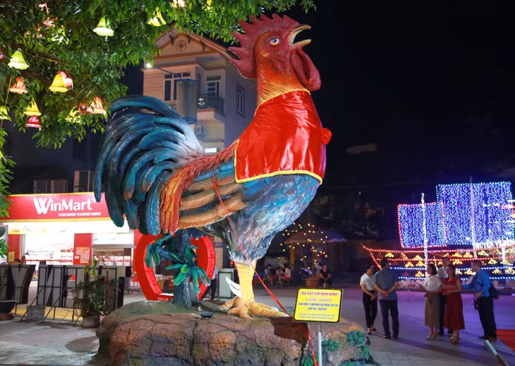 Biểu tượng Gà gáy gọi bình minh được xây dựng ngay trung tâm phố đi bộ Tiên Yên.