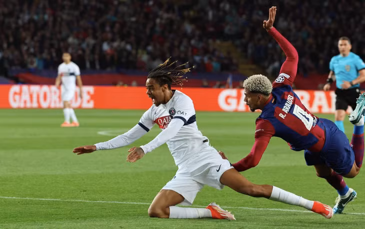 Araujo khiến Barca đánh mất cơ hội lọt vào vòng trong.