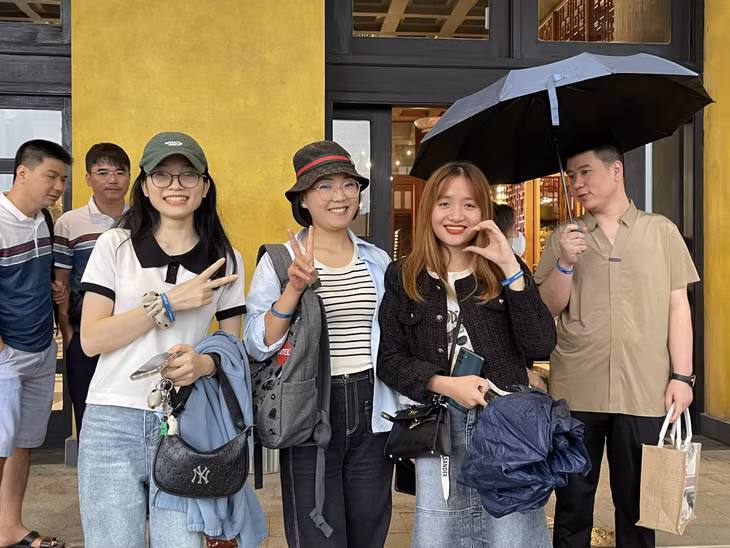 Khách du lịch hào hứng trước khi đi tham quan Vịnh Hạ Long tại Cảng tàu khách Quốc tế Hạ Long.