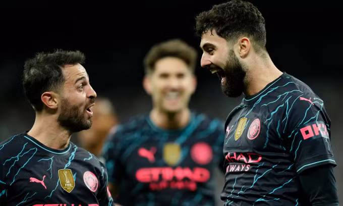 Bernardo Silva (trái) mừng bàn đẹp của Josko Gvardiol trong trận Man City hòa Real Madrid 3-3 trên sân Bernabeu, thành phố Madrid, Tây Ban Nha, tứ kết lượt đi Champions League tối 9/4/2024. Ảnh: AP