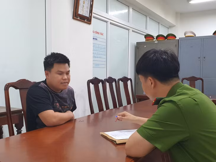 Cán bộ Công an đang lấy lời khai đối với Nguyễn Văn Lưu.