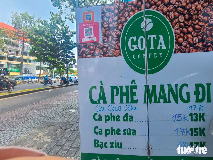 Một quán vỉa hè nằm trên đường Trần Hưng Đạo (quận 1) tăng giá bán mỗi ly cà phê lên 2.000 đồng mỗi loại - Ảnh: NHẬT XUÂN