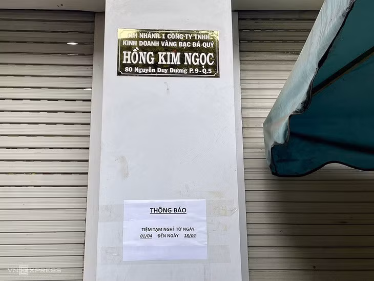 Tiệm vàng của Hồng Kim Ngọc trên đường Nguyễn Duy Dương (quận 5) treo biển đóng cửa từ 1/4 đến 18/4. Ảnh: Quỳnh Trang.
