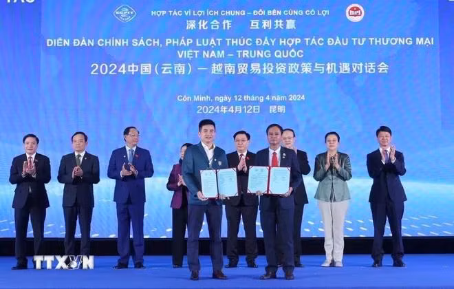 Chủ tịch Quốc hội Vương Đình Huệ chứng kiến doanh nghiệp hai nước trao đổi Biên bản ghi nhớ hợp tác. (Ảnh: Nhan Sáng/TTXVN)