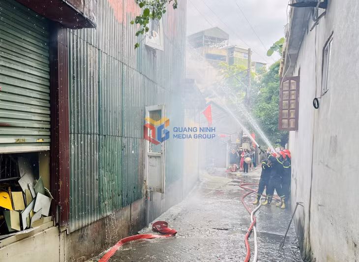 Lực lượng chữa cháy tiếp cận từ phía hông cửa hàng bị cháy.