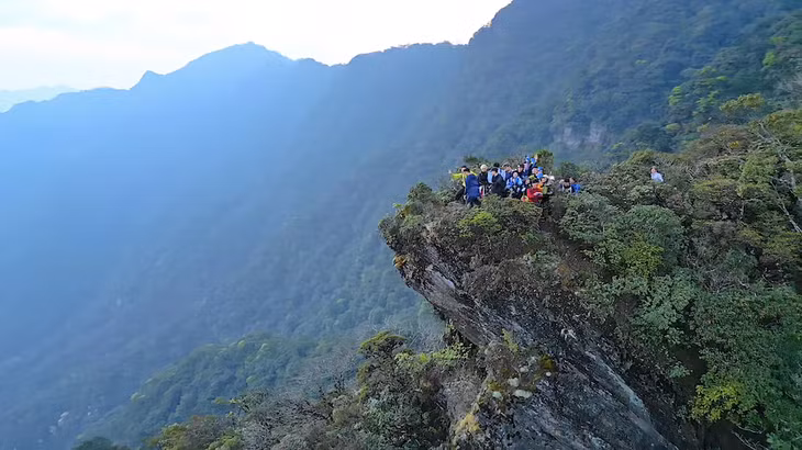 Khu vực núi U Bò có nhiều vách núi, mây mù bao phủ quanh năm, suốt tháng. Theo người địa phương, Sa Mu được mệnh danh là “đỉnh núi tử thần” đối với các loại máy bay dân dụng loại nhỏ. Nằm ở khu vực giáp ranh huyện Bắc Yên (Sơn La) với Trạm Tấu (Yên Bái), đây là một trong 3 đỉnh núi nằm ở khu vực Tam giác quỷ (theo cách gọi của người địa phương), thuộc rừng đặc dụng Tà Xùa của Sơn La.