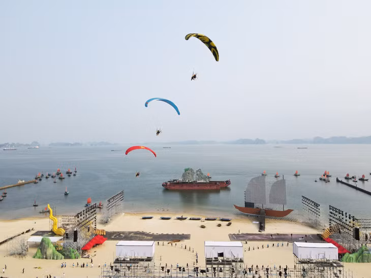 Thời điểm này, việc tập luyện dù lượn để biểu diễn trong chương trình Carnaval Hạ Long 2024 cũng đang được đơn vị bay tích cực triển khai, hứa hẹn sẽ cùng các màn trình diễn nghệ thuật mang lại nhiều cảm xúc ấn tượng, mãn nhãn cho người dân và du khách.