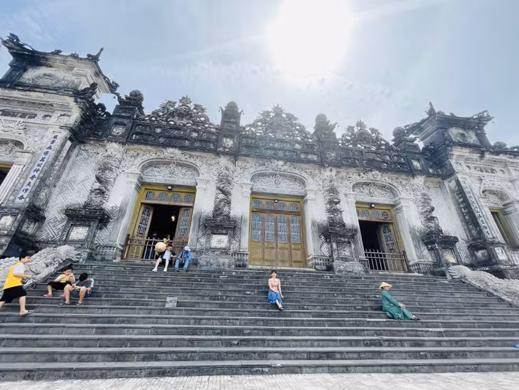 Lăng Khải Định (còn gọi là Ứng Lăng) là lăng tẩm của vua Khải Định, vị vua thứ 12 triều Nguyễn.