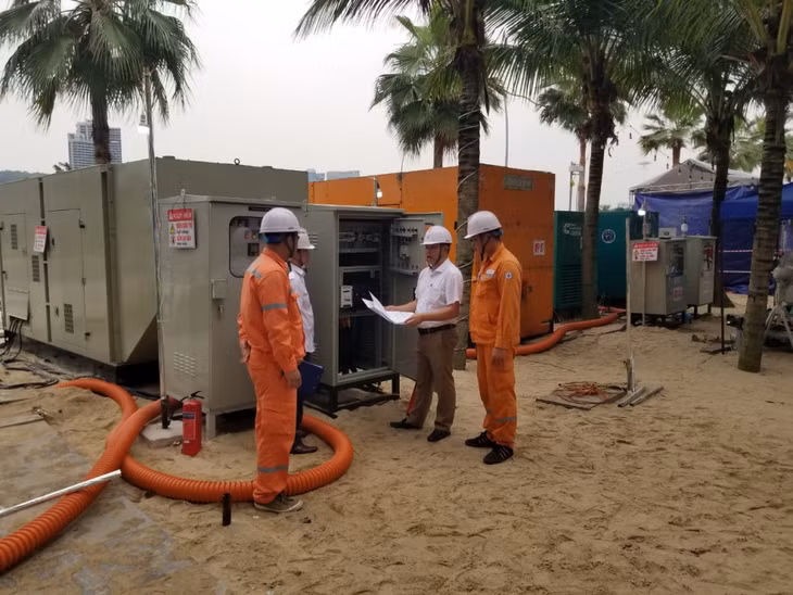 Điện lực TP Hạ Long kiểm tra kỹ thuật đối với hệ thống máy phát cấp điện cho chương trình Carnaval Hạ Long 2024.