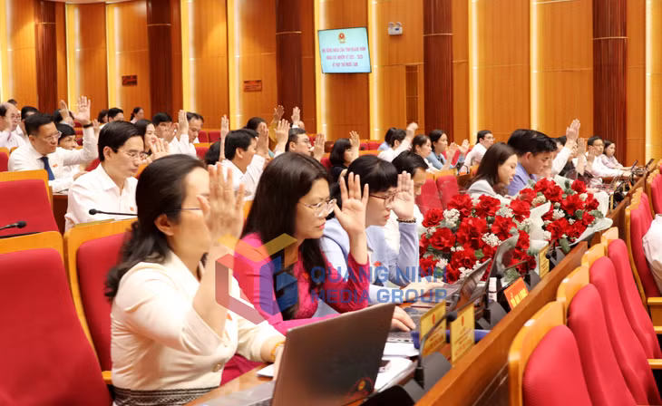 Các đại biểu biểu quyết thông qua các Nghị quyết tại kỳ họp.