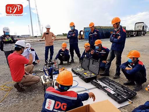 Training vận hành thiết bị cho khách hàng.