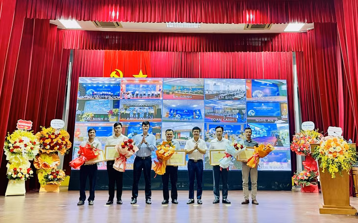 Đại diện lãnh đạo Sở Công Thương và Công ty Điện lực miền Bắc trao Giấy khen cho 5 đơn vị trên địa bàn tỉnh được vinh danh là điển hình trong công tác sử dụng điện tiết kiệm, hiệu quả.