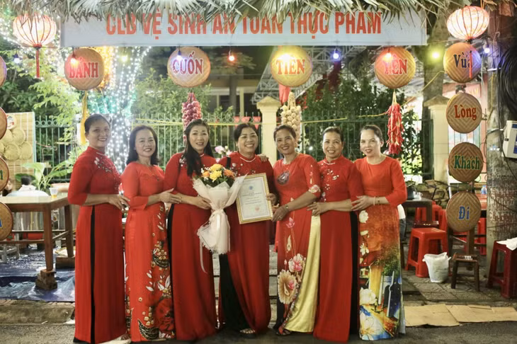 Các thành viên CLB phụ nữ thực hiện ATTP tại chợ Tiên Yên tham gia Liên hoan ẩm thực và lễ hội đường phố Tiên Yên năm 2023.