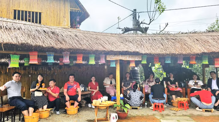 Du khách trải nghiệm dịch vụ ngâm chân lá thuốc tại mô hình du lịch cộng đồng người Dao Thanh Y, xã Thượng Yên Công. Ảnh: Việt Hoa