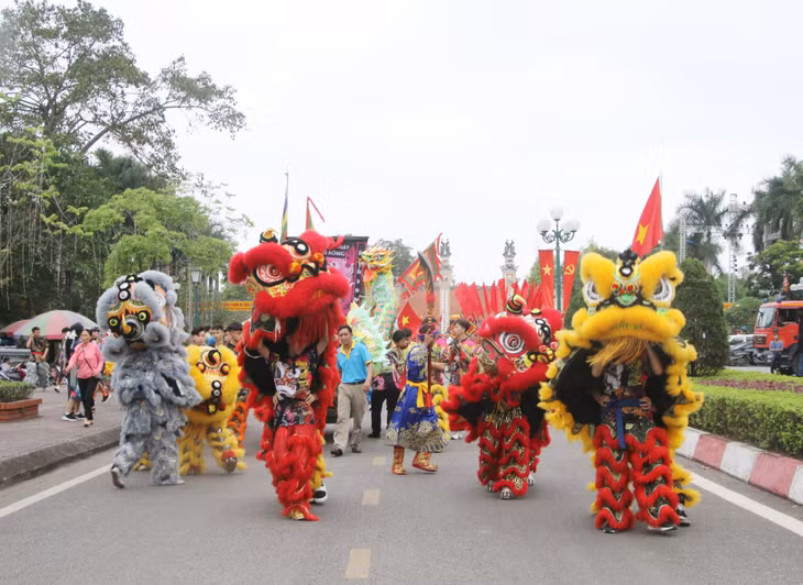 Dẫn đầu đoàn rước là đoàn múa lân rộn ràng.