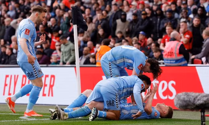Coventry mừng hụt bàn ở phút cuối hiệp phụ. Ảnh: Reuters