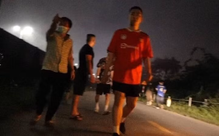 Nhóm người có hành vi hành hung phóng viên đang tác nghiệp.