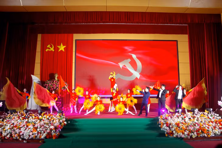 Tiết mục ca múa nhạc "Tuổi xuân dâng Đảng" của Đoàn Cụm thi đua số 1.