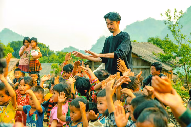 Đen Vâu trong những hoạt động cộng đồng. Ảnh: Trọng Tài