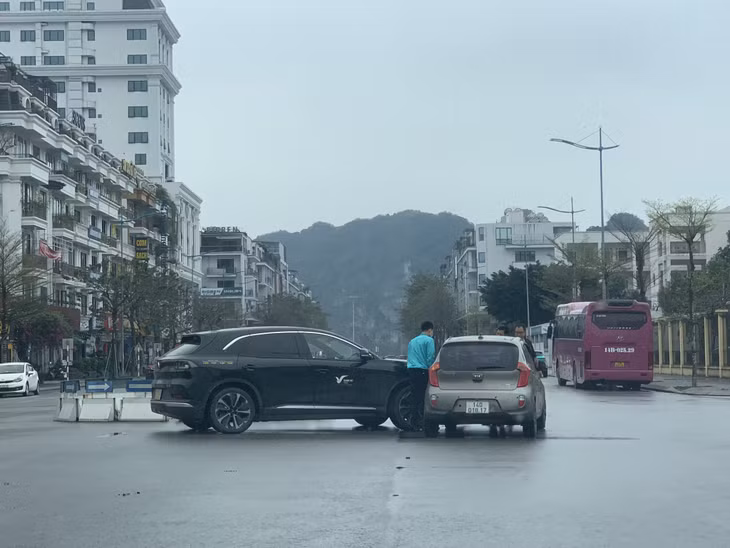 Một vụ va chạm giao thông tại ngã 4 Trường THPT Chuyên Hạ Long (TP Hạ Long).