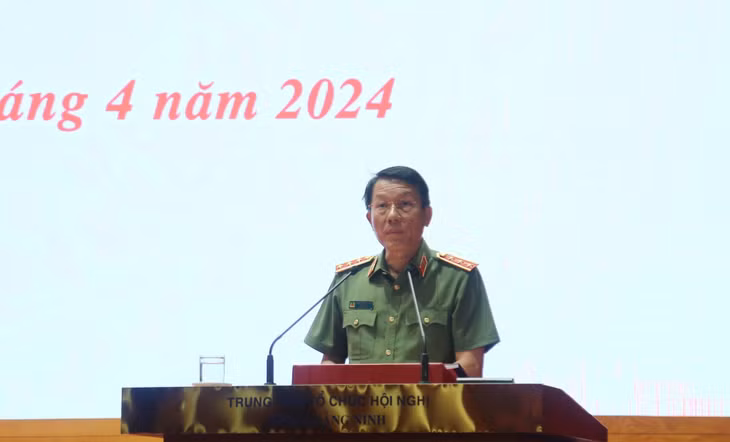 Đồng chí Lương Tam Quang, Ủy viên Trung ương Đảng, Thứ trưởng Bộ Công an, phát biểu chỉ đạo tại hội nghị.