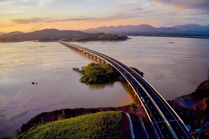 Vân Đồn có thể kết nối tới mọi vùng miền, khu vực nhờ bộ ba đường bộ - đường không – đường thủy. Ảnh: CĐT