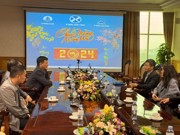 Lãnh đạo Chi cục Hải quan cửa khẩu cảng Cẩm Phả trực tiếp đến trụ sở các doanh nghiệp có số thu lớn để kịp thời nắm bắt khó khăn, vướng mắc của doanh nghiệp trong quá trình làm thủ tục hải quan.