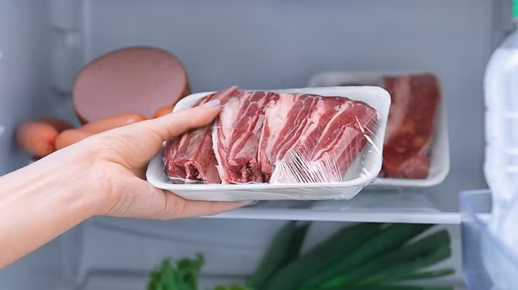 Bảo quản thịt sống trong tủ lạnh nên bọc chặt hoặc để trong hộp kín (Ảnh: ST)