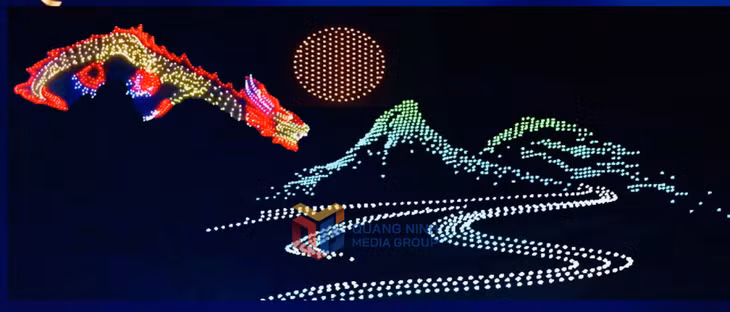Carnaval Hạ Long 2024 sử dụng công nghệ máy bay không người lái xếp hình Drone light kết hợp công nghệ 3D mapping hiện đại để khắc họa những biểu tượng đặc trưng của Hạ Long - Quảng Ninh.