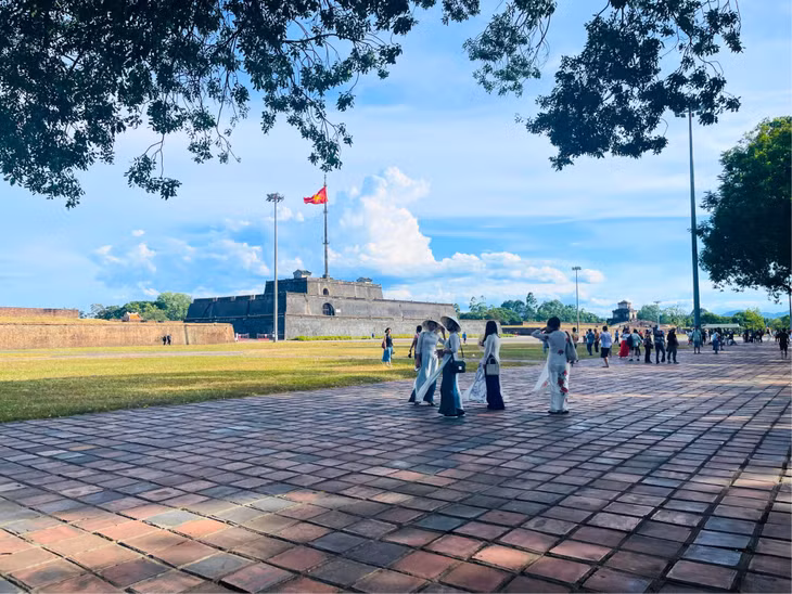 Cột cờ Kinh thành Huế - một di tích kiến trúc thời nhà Nguyễn, nằm chính giữa mặt Nam của Kinh thành Huế.