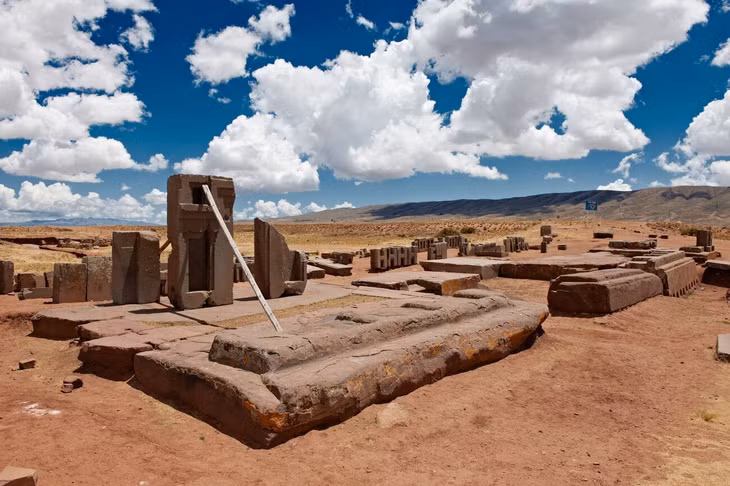 Với những bí ẩn chưa có lời giải đáp, Tiwanaku và Puma Punku vẫn là điểm thu hút sự tò mò của khách du lịch khi muốn tìm hiểu những nền văn minh cổ xưa ở Bolivia và cả vùng Nam Mỹ. Năm 2000, khu phức hợp Tinawaku được UNESCO công nhận là di sản văn hóa thế giới. Để đến Tinawaku và Puma Punku, bạn có thể đặt tour tham quan trong vòng một ngày từ các công ty du lịch ở thủ đô La Paz.