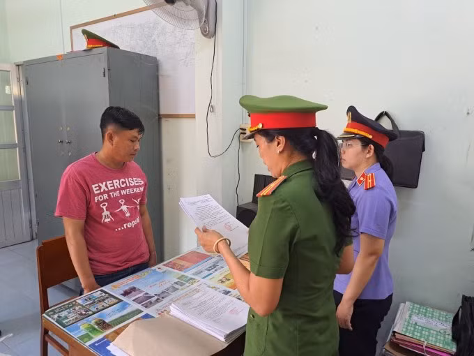 Cơ quan điều tra đọc quyết định khởi tố bị can đối với ông Phan Thành Được (trái), chiều 22/4. Ảnh: Tiến Tầm