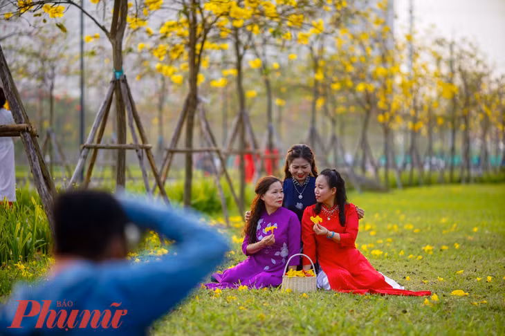 Dịp cuối tuần, con đường này vẫn đón hàng trăm lượt khách tìm đến để ngắm cảnh và chụp ảnh kỷ niệm.