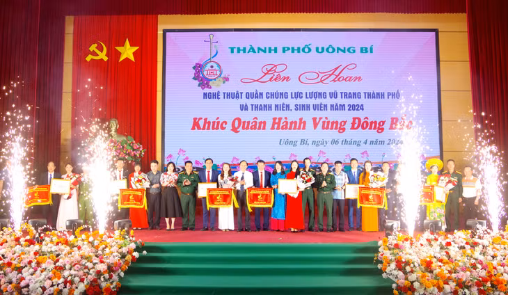 Ban Tổ chức chụp ảnh lưu niệm với các đoàn đạt thành tích xuất sắc tại liên hoan.