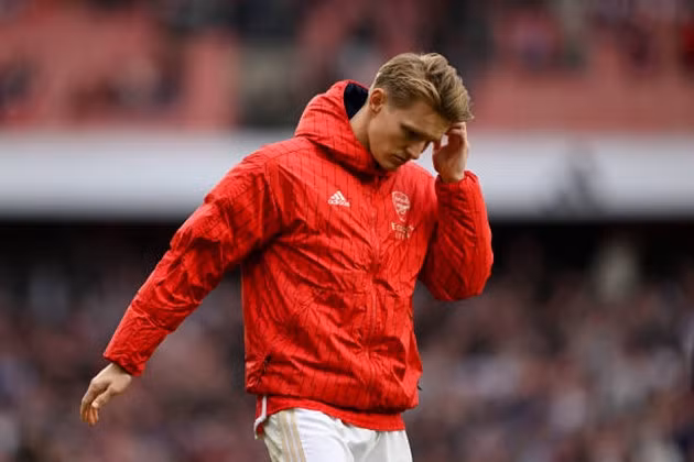 Martin Odegaard gặp vấn đề và không thể tiếp tục thi đấu.