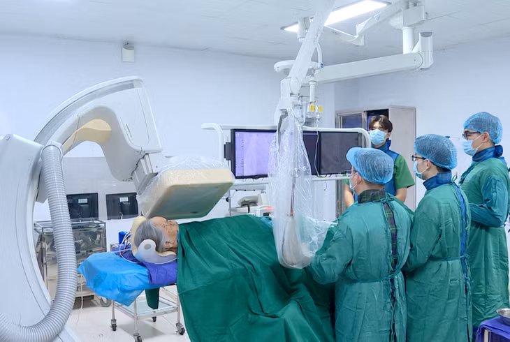 Can thiệp tim mạch cho người bệnh tại Bệnh viện Bãi Cháy.