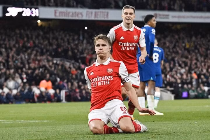 Arsenal phải thắng để nuôi hy vọng vô địch.
