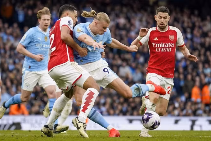 Haaland (số 9) mờ nhạt trong trận gặp Arsenal. Ảnh: Reuters