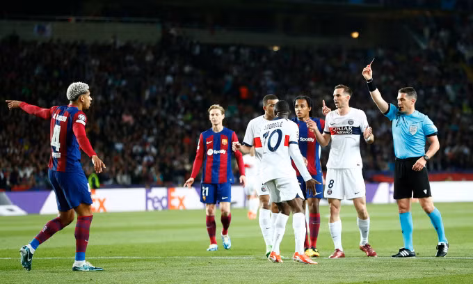Chiếc thẻ đỏ của Ronald Araujo (trái) xoay chuyển cục diện trận Barca thua PSG 1-4 ở lượt về, tổng tỷ số 4-6, tứ kết Champions League trên sân Olympic Lluis Companys, thành phố Barcelona, Tây Ban Nha, tối 16/4/2024. Ảnh: AP