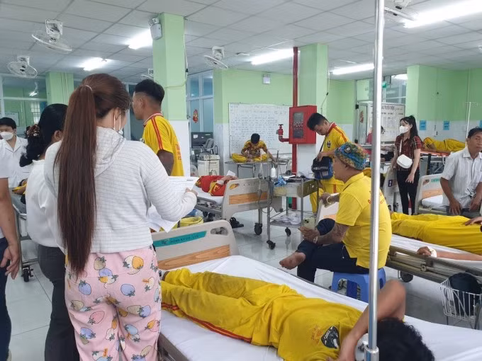 Người ngộ độc cấp cứu tại Trung tâm Y tế TP Thuận An. Ảnh: Yên Khánh