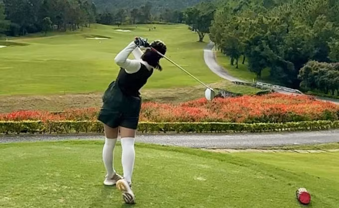 Phương Ly (23 tuổi, ở Cầu Giấy, Hà Nội) chi 3 triệu đồng một tuần chơi golf để "chữa lành". Ảnh: Nhân vật cung cấp