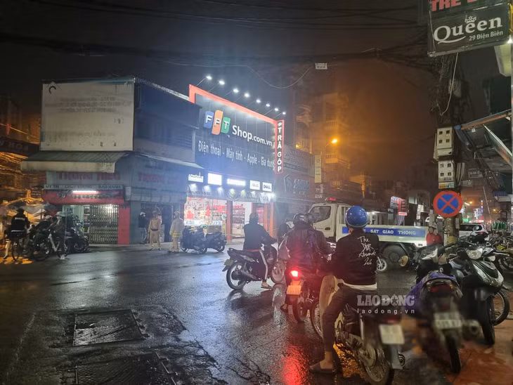 Lực lượng chức năng cấm đường để bảo vệ hiện trường. Ảnh: Hà Vi