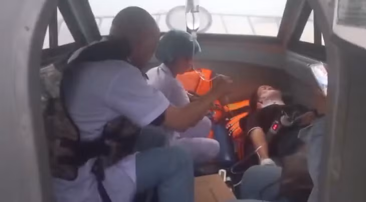 Bệnh nhân được các y, bác sĩ TTYT huyện Vân Đồn theo dõi chăm sóc ngay trên xuồng cấp cứu. (Ảnh do đơn vị cung cấp)