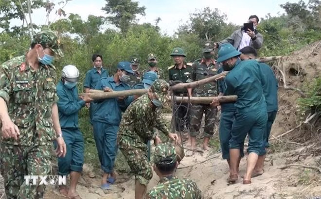 Bộ Chỉ huy Quân sự tỉnh Phú Yên chuẩn bị cho kích nổ một quả bom phát hiện tại huyện Sông Hinh. (Ảnh: TTXVN phát)