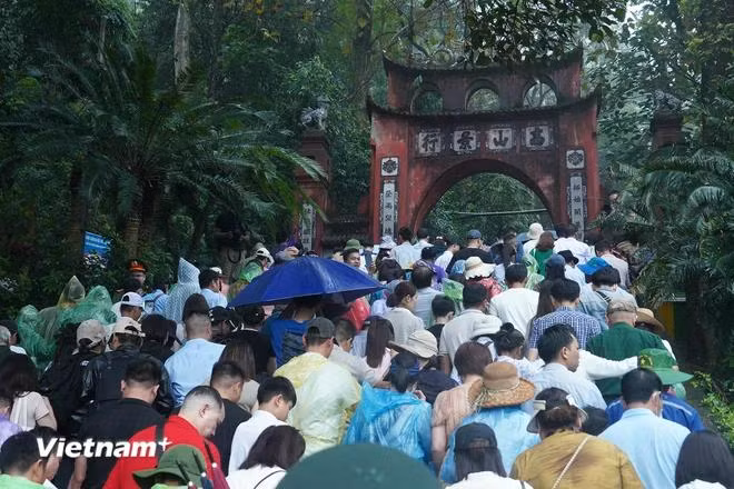 Người dân khởi hành từ sân Trung tâm Lễ hội Đền Hùng qua Nghi môn, đền Hạ, đền Trung lên đền Thượng. (Ảnh: Việt Anh/Vietnam+)