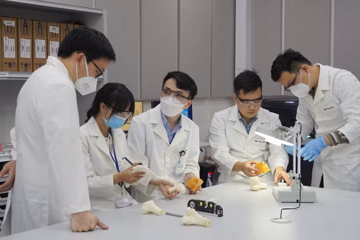 Đội ngũ Bác sĩ, chuyên gia Vinmec &amp; VinUni kiểm tra độ tương thích của các mô hình khớp tại Trung tâm Công nghệ 3D trong Y học