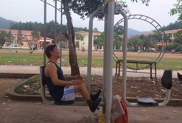 Người dân luyện tập thể thao tại sân vận động xã.