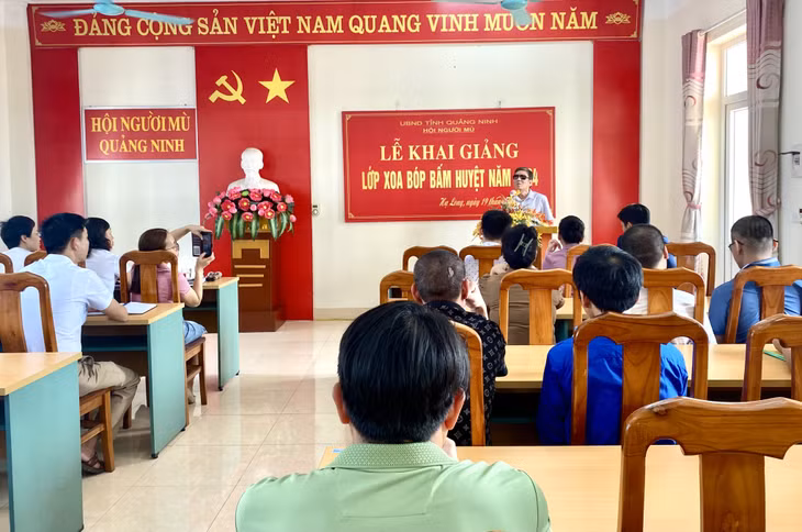 Ông Trần Hữu Quảng, Chủ tịch Hội Người mù tỉnh phát biểu tại Lễ khai giảng lớp xoa bóp, bấm huyệt năm 2024.