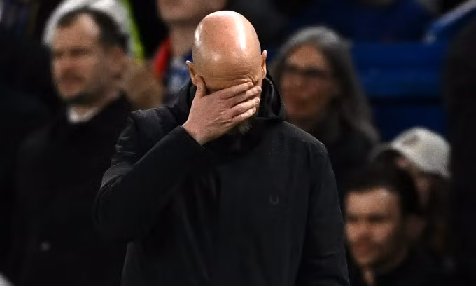 HLV Erik ten Hag ôm mặt thất vọng với thất bại của Man Utd. Ảnh: Reuters